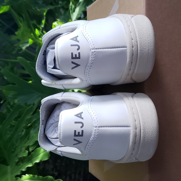 Veja V-10 Leather Sneakers - Picture 10 of 16
